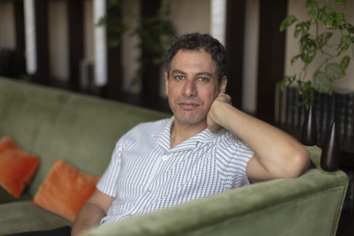 - El escritor jordano Tareq Baconi, profesor visitante en el Instituto de Oriente Medio de la Universidad de Columbia y profesor visitante en el Consejo Europeo de Relaciones Exteriores, presenta este martes en barcelona su último libro, 'Hamás. Auge y pacificación de la resistencia palestina'. EFE/Marta Pérez
