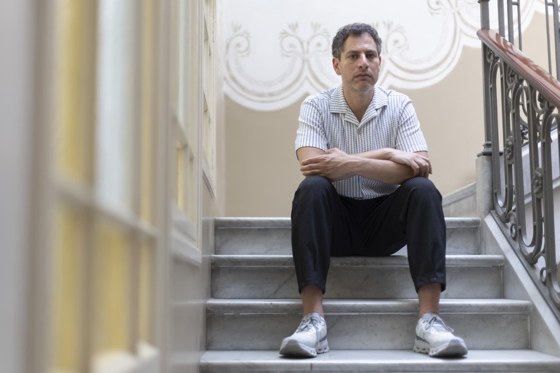 - El escritor jordano Tareq Baconi, profesor visitante en el Instituto de Oriente Medio de la Universidad de Columbia y profesor visitante en el Consejo Europeo de Relaciones Exteriores, presenta este martes en barcelona su último libro, 'Hamás. Auge y pacificación de la resistencia palestina'. EFE/Marta Pérez