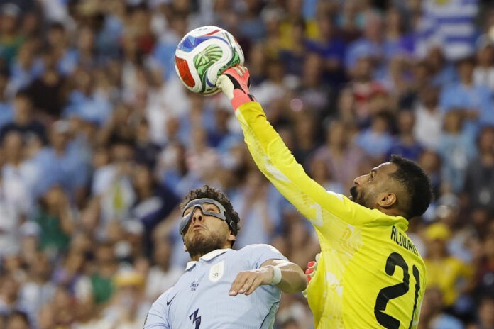 Mohammed Alowais (d) de Arabia Saudita disputa el balón con Sebastián Caceres de Uruguay este lunes, durante un partido del grupo H del Mundial de la FIFA 2026 entre Arabia Saudi y Uruguay en el estadio Hard Rock en Miami (Estados Unidos). EFE/ Alberto Estevez
