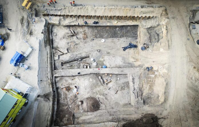 Investigadores trabajan en un yacimiento arqueológico donde se ha descubierto una gran parte de unas termas romanas en Nimega, Países Bajos. EFE/EPA/JEROEN JUMELET
