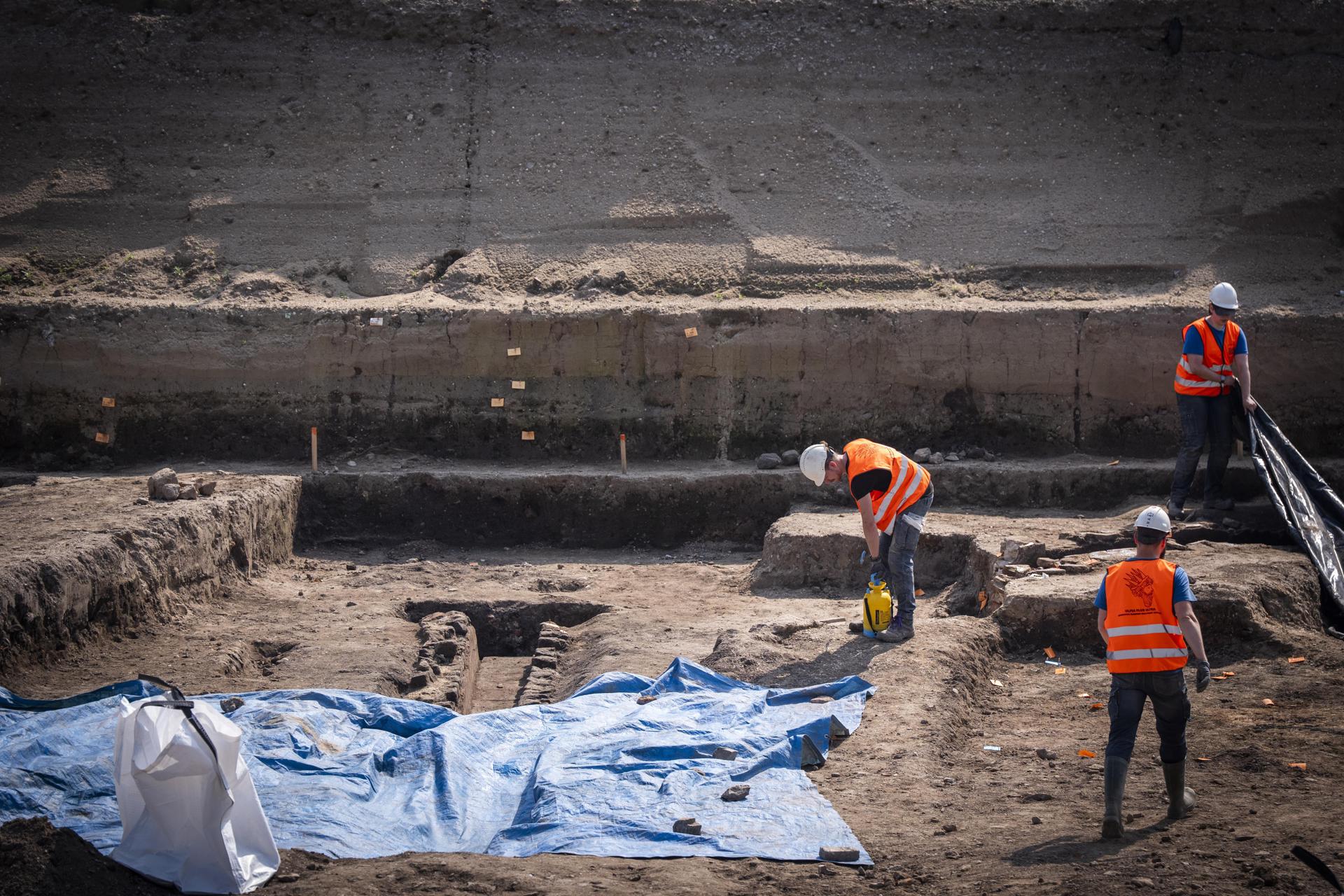 Investigadores trabajan en un yacimiento arqueológico donde se ha descubierto una gran parte de unas termas romanas en Nimega, Países Bajos. EFE/EPA/JEROEN JUMELET
