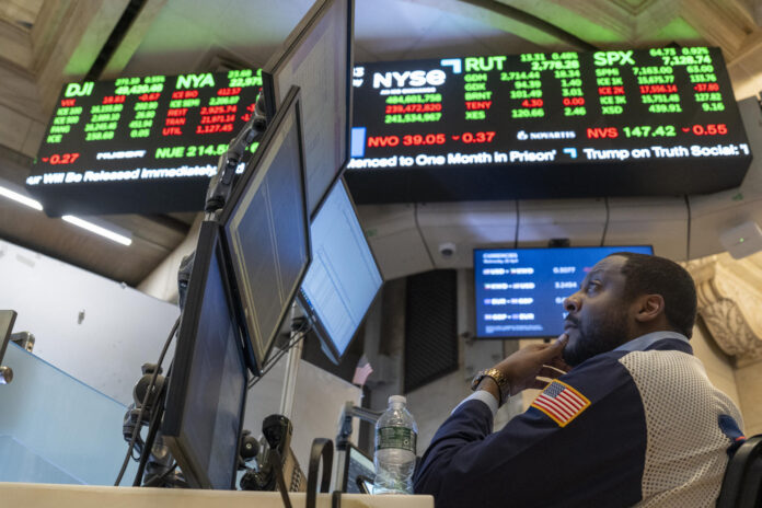 Fotografía del 22 de abril de 2026 que muestra a un trabajador del parqué de la Bolsa de Nueva York, en Nueva York (EE.UU). EFE/ Ángel Colmenares
