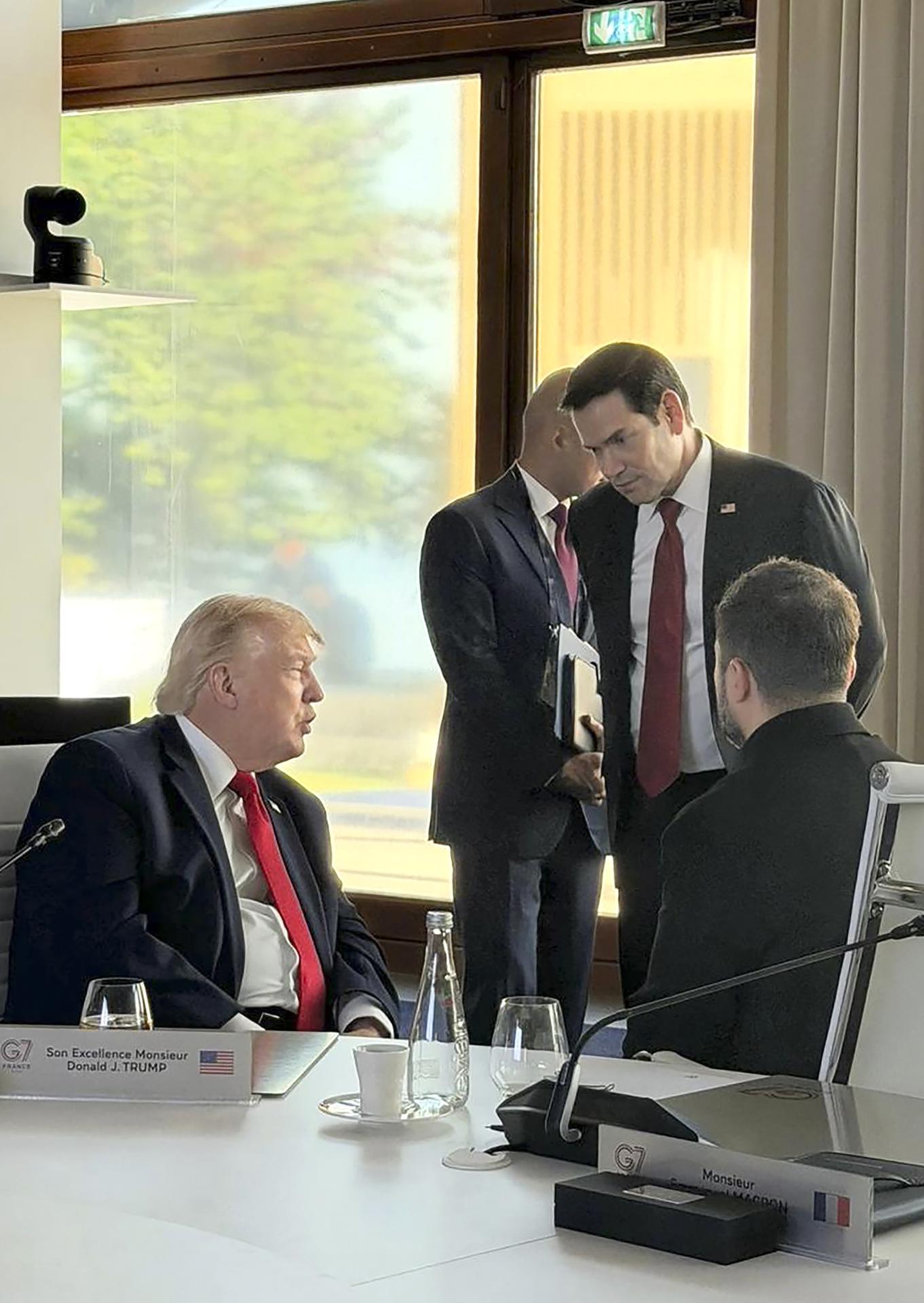 - Una foto de archivo proporcionada por el Servicio de Prensa Presidencial de Ucrania muestra al Secretario de Estado de EE. UU. Marco Rubio (C), al Presidente de Ucrania Volodymyr Zelensky (D) y al Presidente de EE. UU. Donald J. Trump (I) conversando al margen de la cumbre del G7 en Evian-les-Bains, Francia, el 16 de junio de 2026. La 52ª Cumbre del G7 se celebra en Evian-les-Bains del 15 al 17 de junio de 2026. (Francia, Ucrania) EFE/EPA/SERVICIO DE PRENSA PRESIDENCIAL HANDOUT HANDOUT USO EDITORIAL SOLAMENTE/SIN VENTAS
