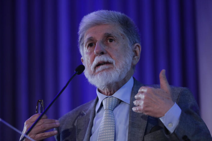 Fotografía de archivo del excanciller y asesor especial para Asuntos Internacionales de la Presidencia de Brasil, Celso Amorim, durante una conferencia, en Río de Janeiro (Brasil). EFE/André Coelho
