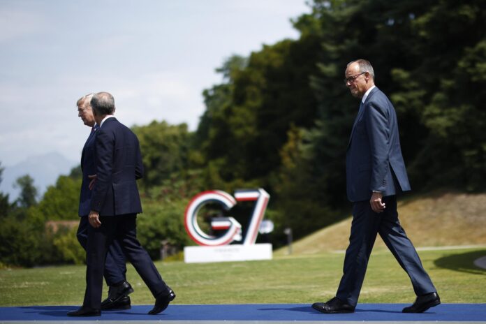 (De izq. a der.) El presidente de EE. UU., Donald Trump, el primer ministro canadiense, Mark Carney, y el canciller alemán, Friedrich Merz, llegan al Hotel Royal durante la Cumbre del G7 en Evian-les-Bains, Francia, el 16 de junio de 2026. La 52ª Cumbre del G7 tiene lugar en Evian-les-Bains del 15 al 17 de junio de 2026. (Francia) EFE/EPA/YOAN VALAT
