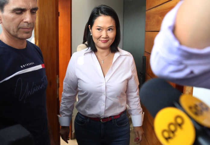 La candidata derechista a la Presidencia de Perú, Keiko Fujimori (c), fue captada el pasado 11 de junio, a su llegada a una conferencia de prensa, en Lima (Perú). EFE/Paolo Aguilar
