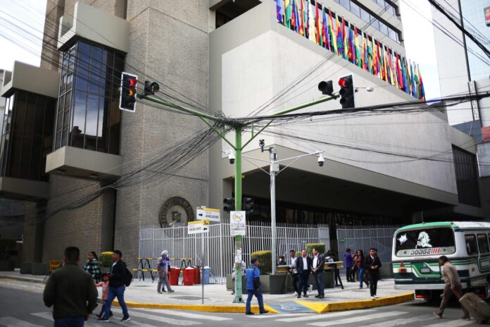 Fotografía de archivo de una vista general de la sede del Banco Central de Bolivia, en La Paz (Bolivia). EFE/Luis Gandarillas
