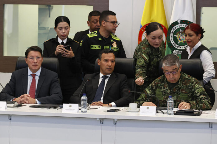 El registrador Nacional del Estado Civil, Hernán Penagos (i), el ministro de Defensa de Colombia, Pedro Sánchez (c), y el comandante general de las Fuerzas Militares de Colombia, Hugo López Barreto, fueron captados este 16 de junio, durante la activación del Puesto de Mando Unificado (PMU) para garantizar la seguridad, control y transparencia de la segunda vuelta presidencial, en Bogotá (Colombia). EFE/Mauricio Dueñas
