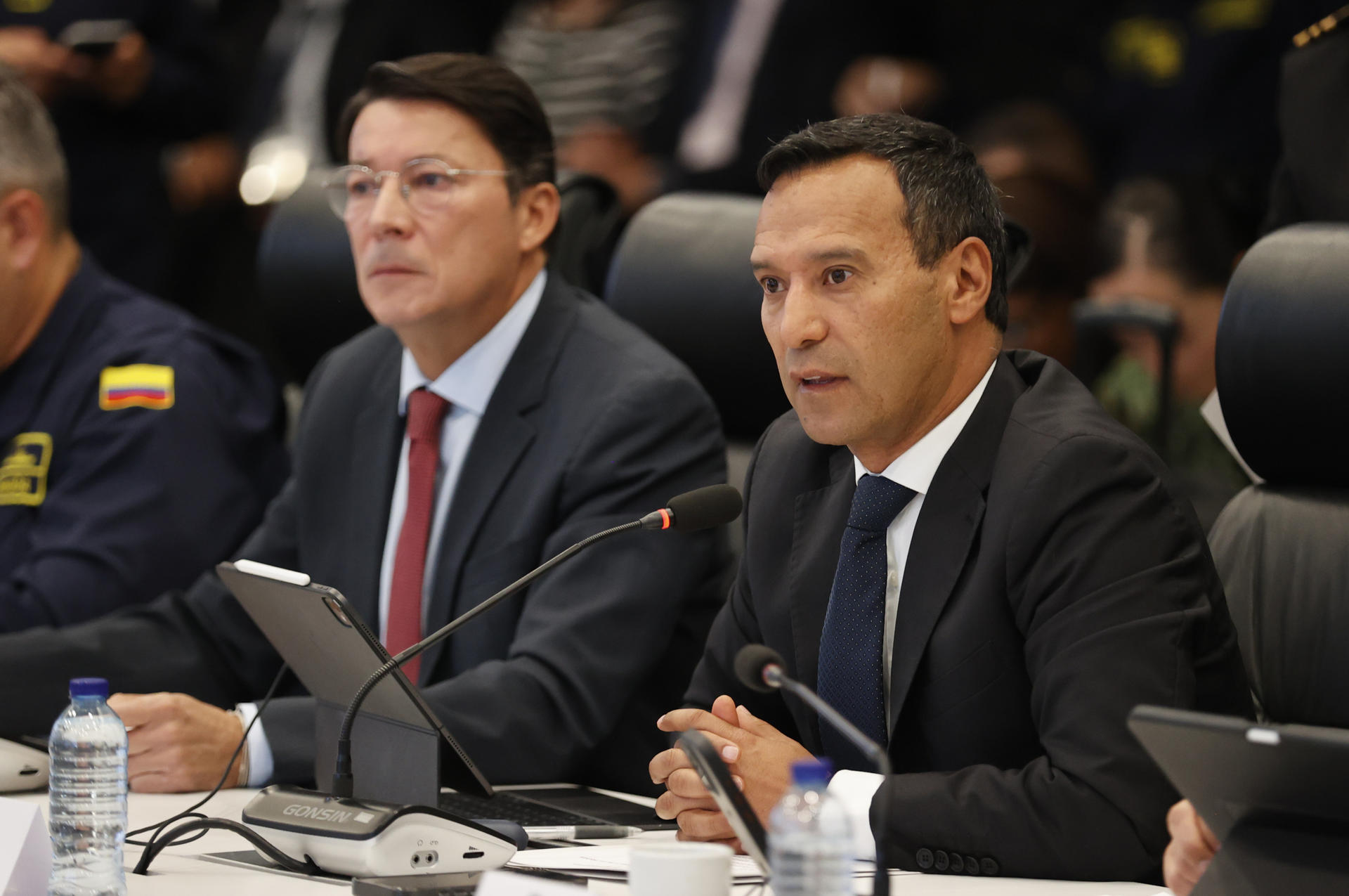 El ministro de Defensa de Colombia, Pedro Sánchez (d), fue captado este 16 de junio, junto al registrador Nacional del Estado Civil, Hernán Penagos (i), durante la activación del Puesto de Mando Unificado (PMU) para garantizar la seguridad, control y transparencia de la segunda vuelta presidencial, en Bogotá (Colombia). EFE/Mauricio Dueñas
