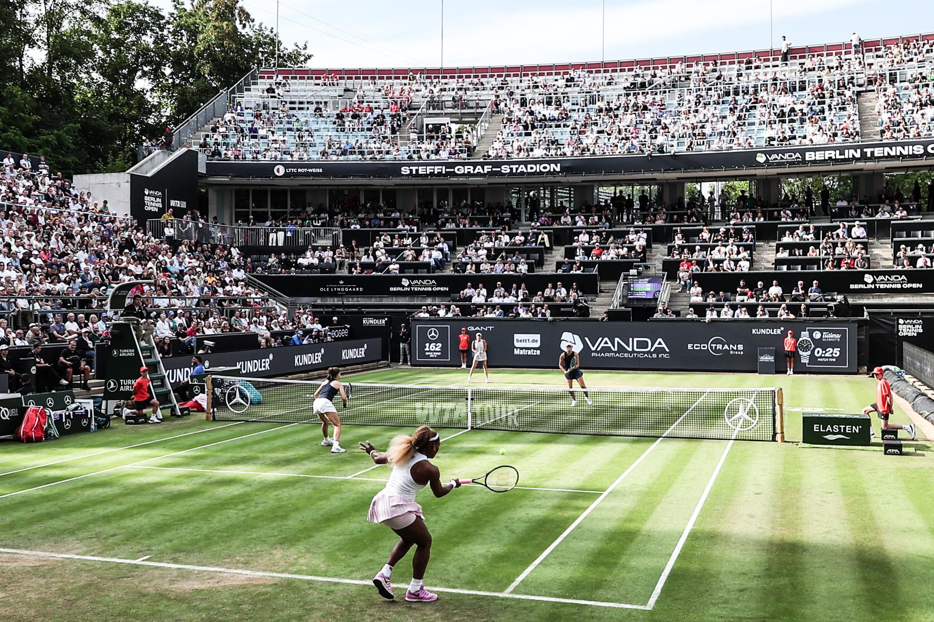 El tenista estadounidense Serena Williams durante el partido de dobles contra la mexicana Giuliana Olmos y la neozelandesa Erin Routliffe durante el WTA 500 Berlin en la Steffi Graf Stadium, en Berlin, Alemania. EFE/EPA/FILIP SINGER
