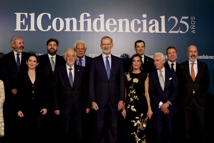 Los reyes Felipe VI (ci) y Letizia (cd) posan este martes en una fotografía de familia en un acto por el 25 aniversario del diario El Confidencial en Madrid. Los reyes presiden la celebración del 25 aniversario de la fundación del diario digital El Confidencial y entregan la primera edición de los Premios de Periodismo de Investigación. EFE/ Juanjo Martín
