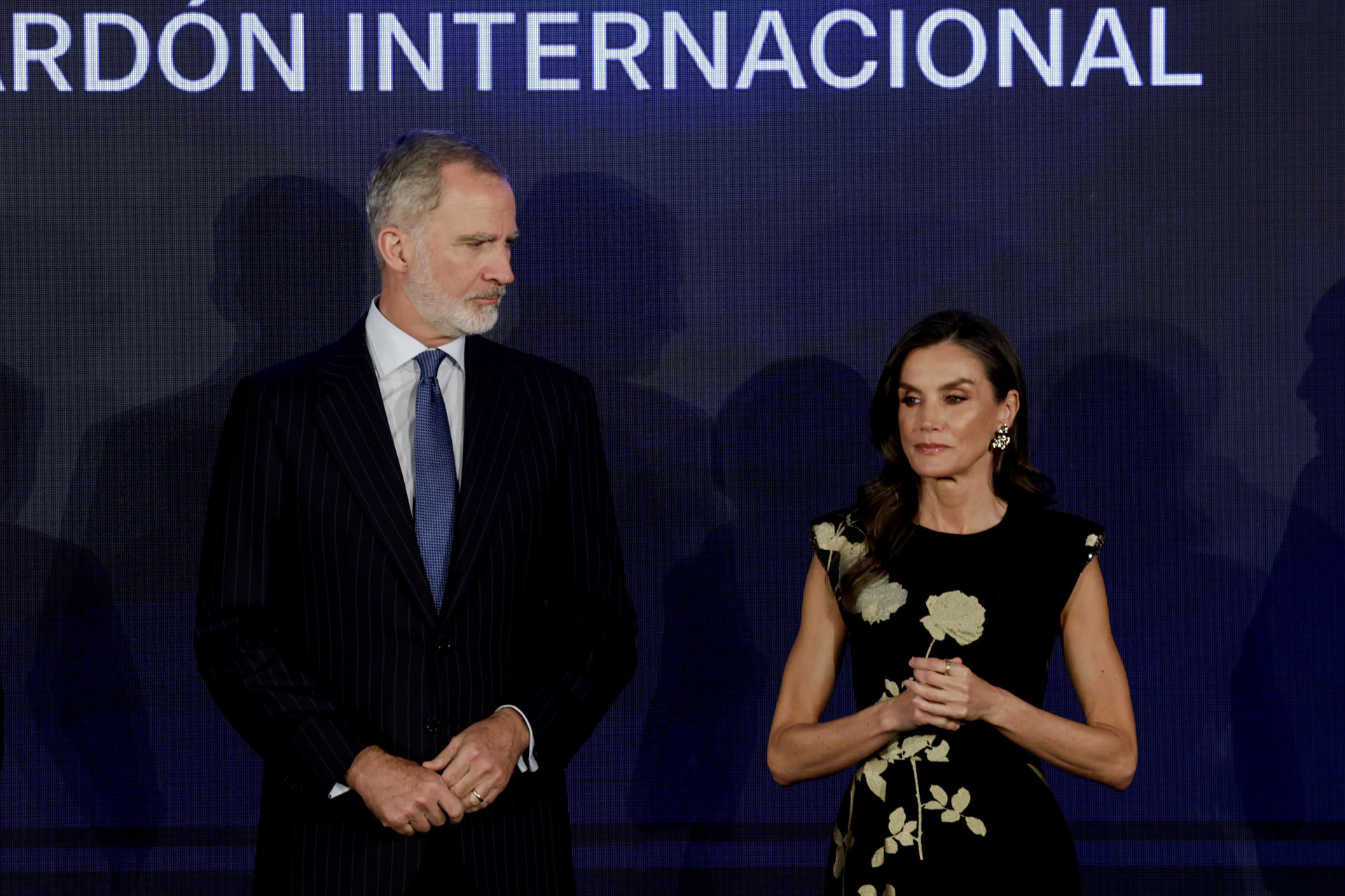 .- Los reyes Felipe VI y Letizia presiden la celebración del 25 aniversario de la fundación del diario digital El Confidencial y entregan la primera edición de los Premios de Periodismo de Investigación. EFE/ Juanjo Martín
