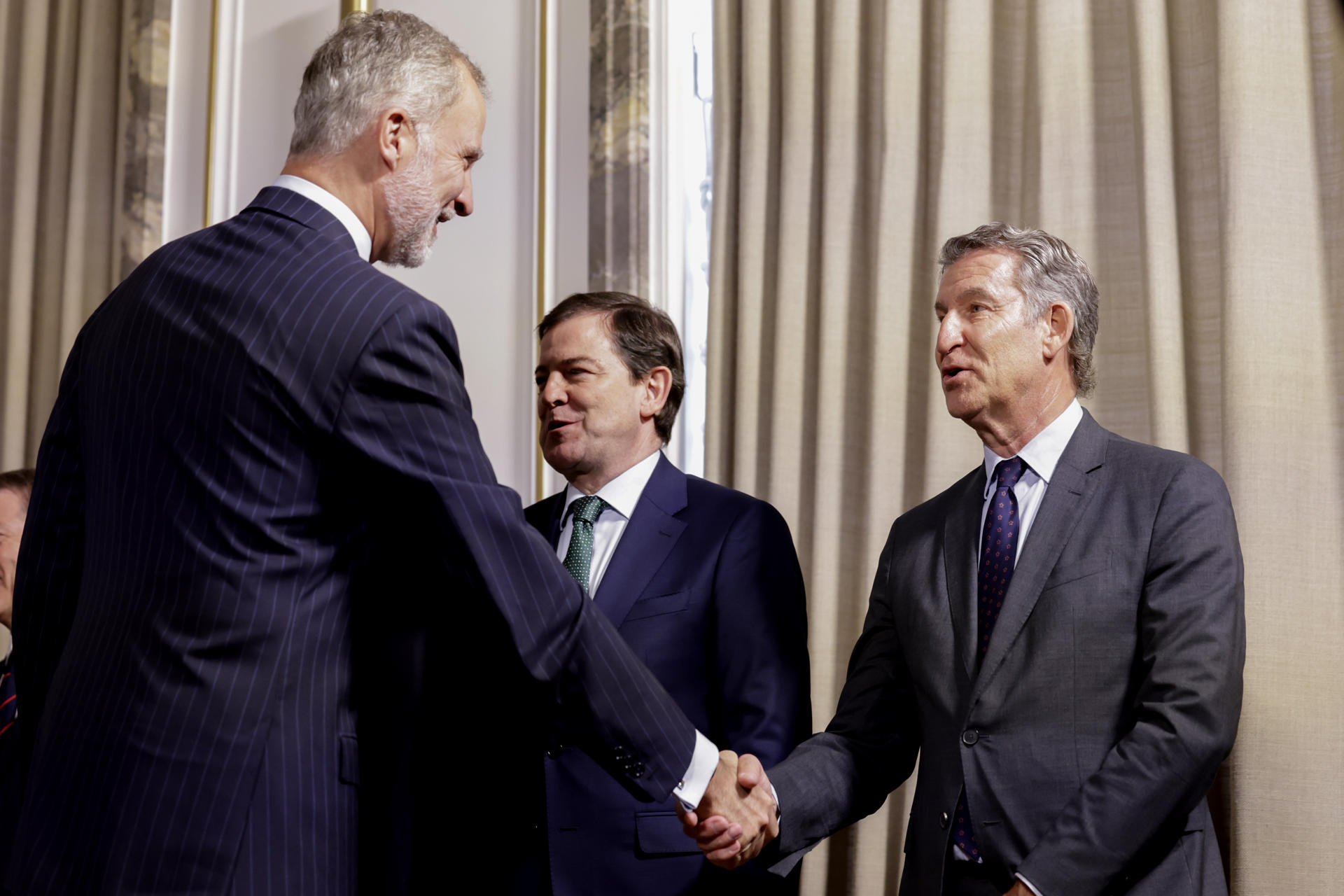 6.- El rey Felipe VI saluda al presidente del PP Alberto Núñez Feijóo a su llegada a la celebración del 25 aniversario del diario El Confidencial, este martes en Madrid. Los reyes presiden la celebración del 25 aniversario de la fundación del diario digital El Confidencial y entregan la primera edición de los Premios de Periodismo de Investigación. EFE/ Juanjo Martín
