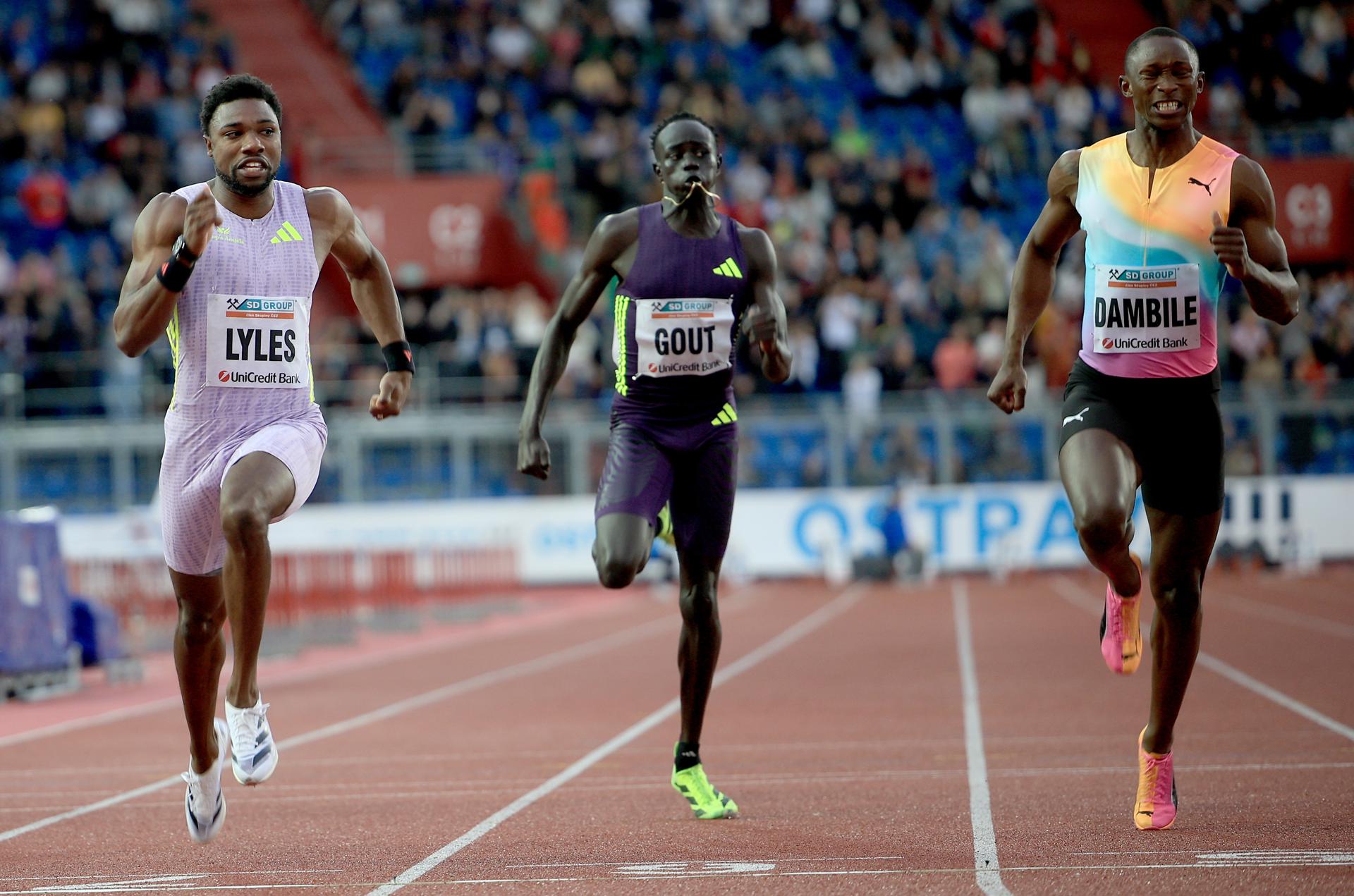 El estadounidense Noah Lyles, el australiano Gout Gout y el sudafricano Sinesipho Dambile en la prueba de los 150 metros del meeting de Ostrava en la República Checa. EFE/EPA/MARTIN DIVISEK
