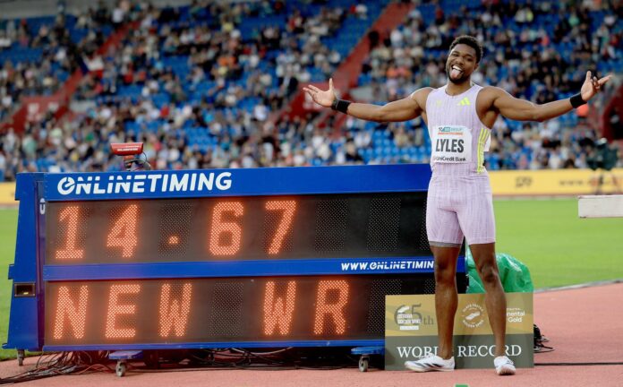 El estadounidense Noah Lyles, celebra su gran victoria en la prueba de los 150 metros del meeting de Ostrava en la República Checa. EFE/EPA/MARTIN DIVISEK
