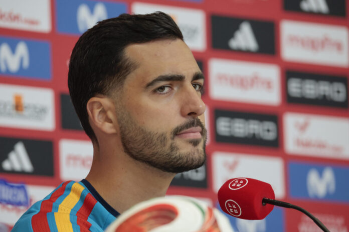 El centrocampista español Mikel Merino ofrece una rueda de prensa después del entrenamiento de la selección. EFE/ Lavandeira Jr

