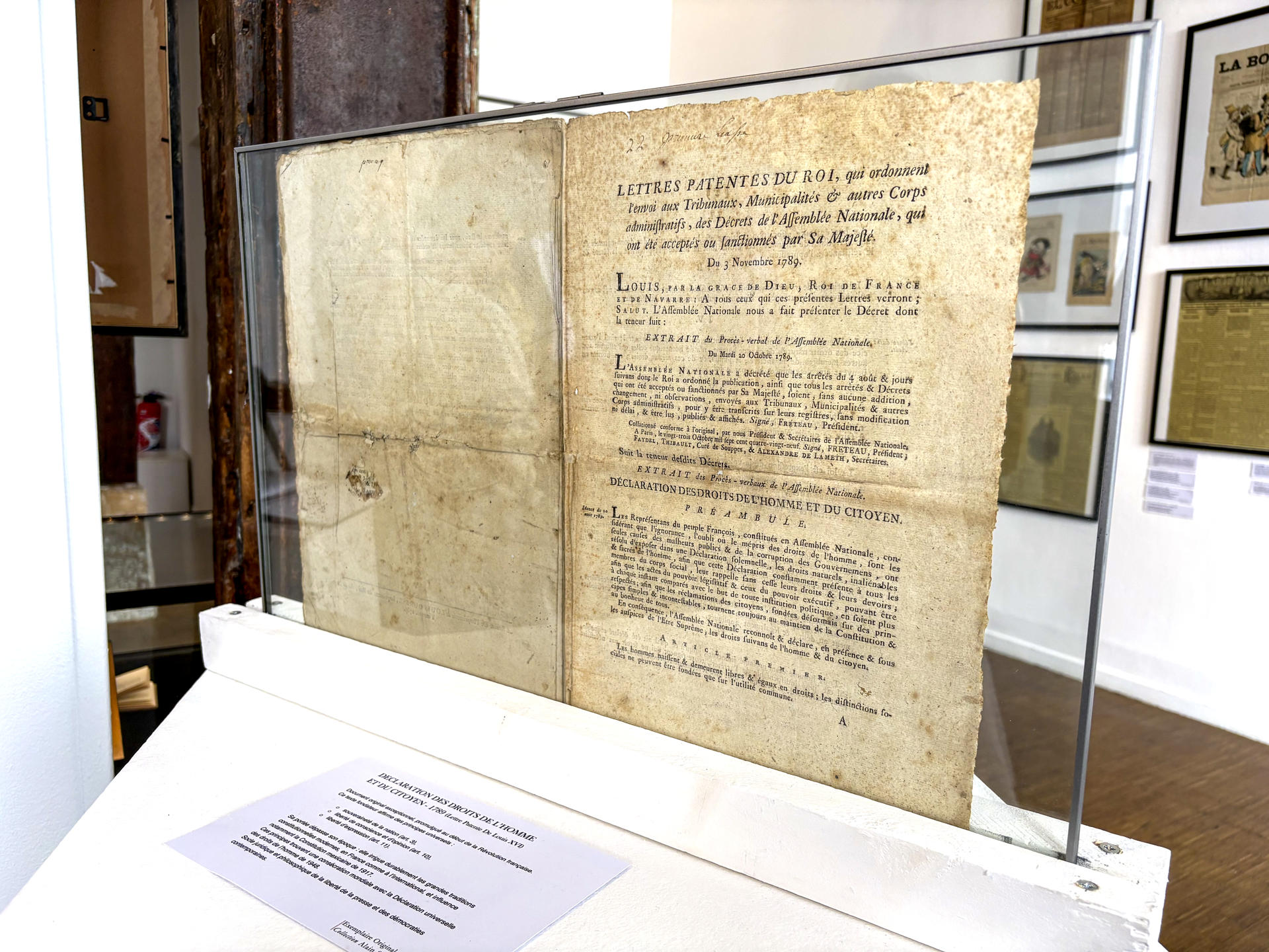 - El Instituto Cultural de México en París despide este jueves una exposición de periódicos mexicanos y franceses de los últimos dos siglos, que conmemora los "200 años de amistad" entre ambos países, para preparar su viaje a Ciudad de México, donde se exhibirá este otoño.La muestra, titulada 'Miradas Cruzadas: 200 años de prensa México-Francia', recoge 200 portadas y artículos históricos que retratan la visión de dichos países ante eventos globales, lo cual también ayuda a entender el lugar que cada uno ha ocupado en el imaginario colectivo del otro. EFE/ Pol Lloberas Cardona
