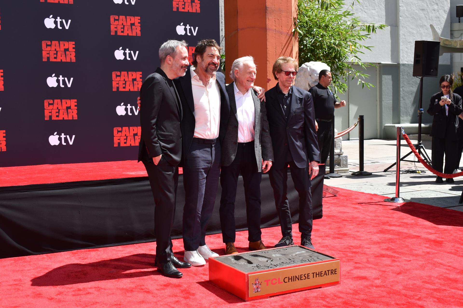 El actor español Javier Bardem (2-i) posa frente a las huellas de sus manos y pies junto a los directores de cine Denis Villeneuve (i) y Michael Mann (2-d) y el productor Jerry Bruckheimer durante una ceremonia este martes, en el TCL Chinese Theatre de Los Ángeles (EE.UU.) EFE/Mónica Rubalcava

