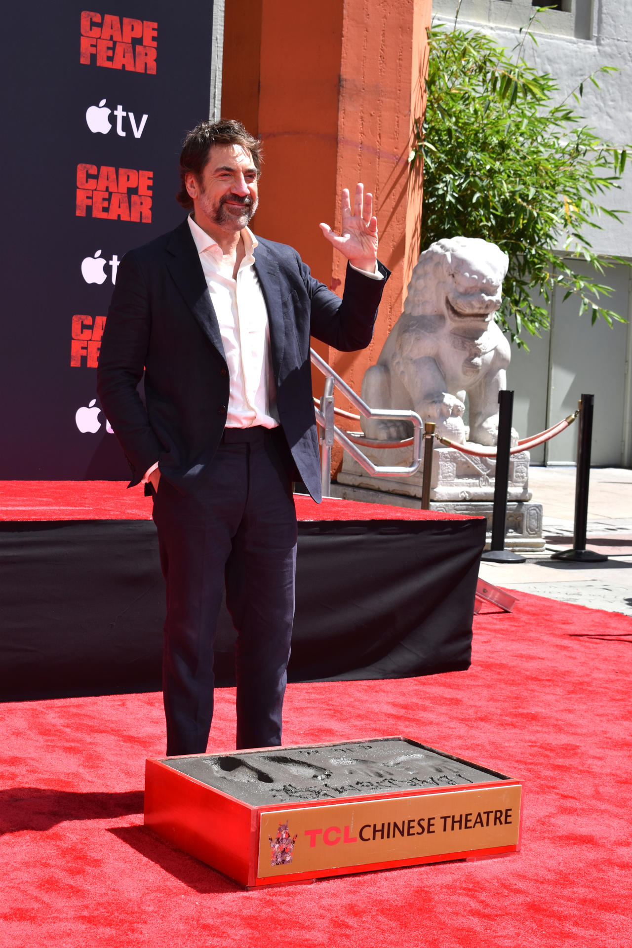 El actor español Javier Bardem posa junto a las huellas de sus manos y pies durante una ceremonia este martes, en el TCL Chinese Theatre de Los Ángeles (EE.UU.) EFE/Mónica Rubalcava
