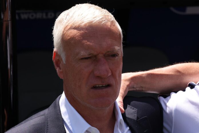 El seleccionador francés Didier Deschamps canta el himno nacional antes del partido de la fase de grupos de la Copa Mundial de la FIFA 2026 entre Francia y Senegal, en Nueva Jersey, EE. UU. EFE/EPA/SARAH YENESEL
