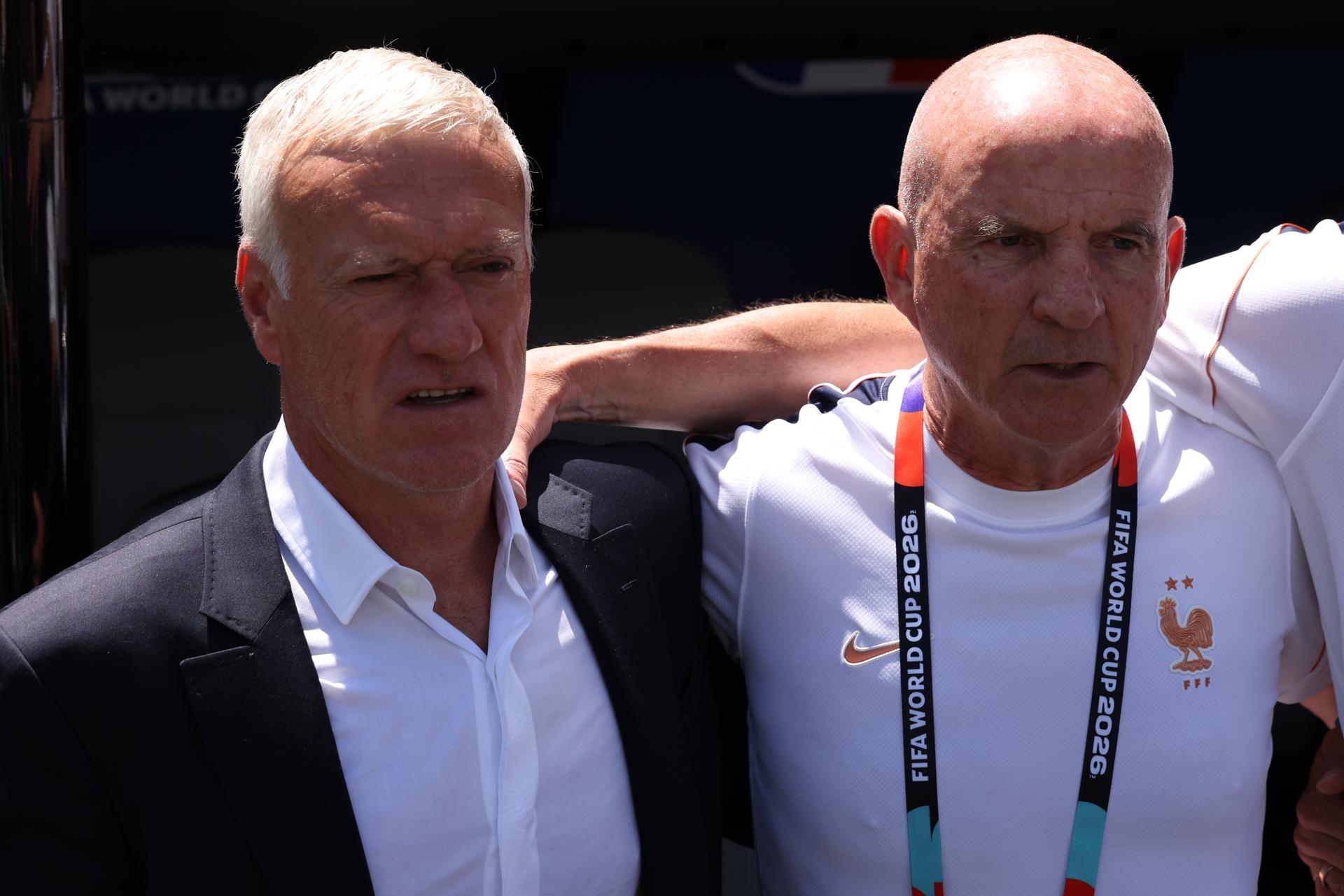 El seleccionador de Francia, Didier Deschamps (i), y su asistente Guy Stephan cantan el himno nacional antes del partido de la fase de grupos de la Copa Mundial de la FIFA 2026. EFE/EPA/SARAH YENESEL
