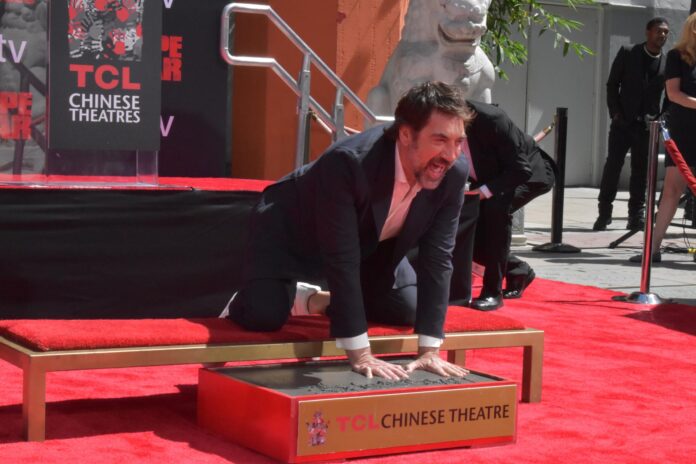 El actor español Javier Bardem toma las huellas de sus manos durante una ceremonia este martes, en el TCL Chinese Theatre de Los Ángeles (EE.UU.) EFE/Mónica Rubalcava

