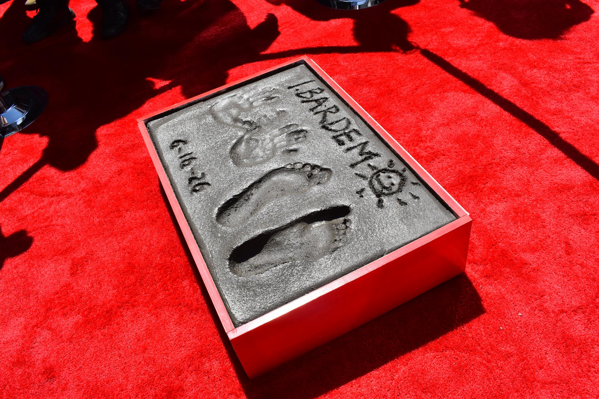 Fotografía que muestra una placa con las huellas de sus manos y pies durante del actor español Javier Bardem en una ceremonia este martes, en el TCL Chinese Theatre de Los Ángeles (EE.UU.) EFE/Mónica Rubalcava
