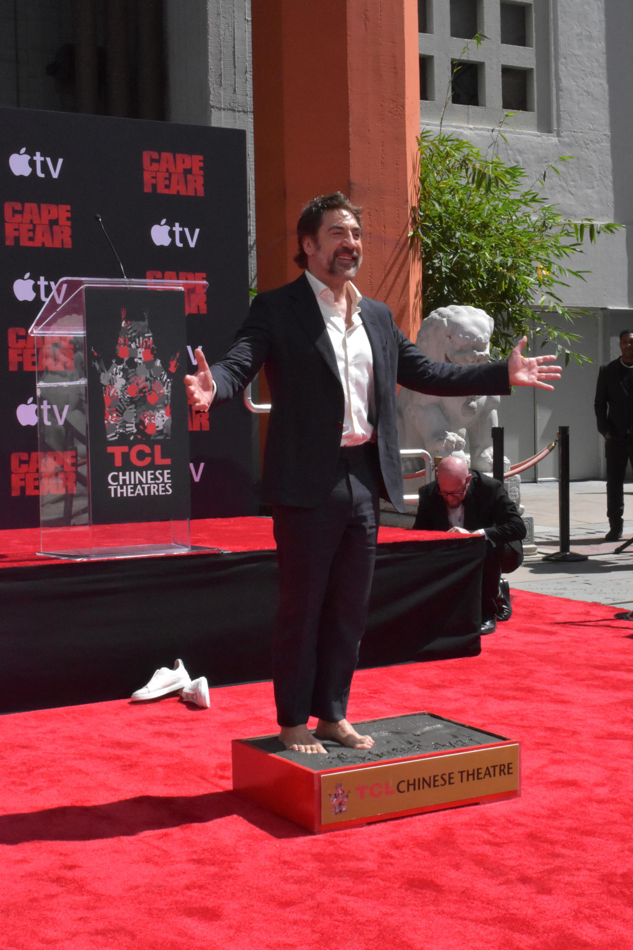 El actor español Javier Bardem toma las huellas de sus pies durante una ceremonia este martes, en el TCL Chinese Theatre de Los Ángeles (EE.UU.) EFE/Mónica Rubalcava
