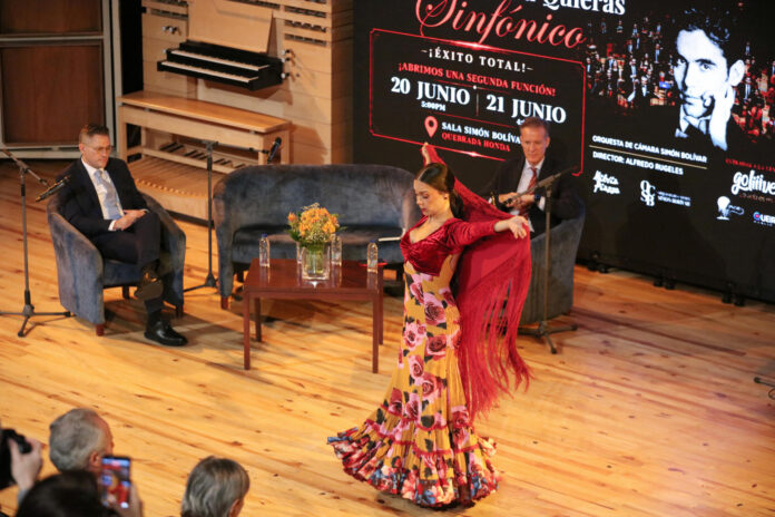 Fotografía difundida por el Sistema Nacional de Orquestas de Venezuela que muestra a su presidente, Eduardo Méndez (i), y al embajador de España en Venezuela, Álvaro Enrique Albacete Perea, observando una presentación este martes, en Caracas (Venezuela). EFE/ Sistema Nacional de Orquestas de Venezuela
