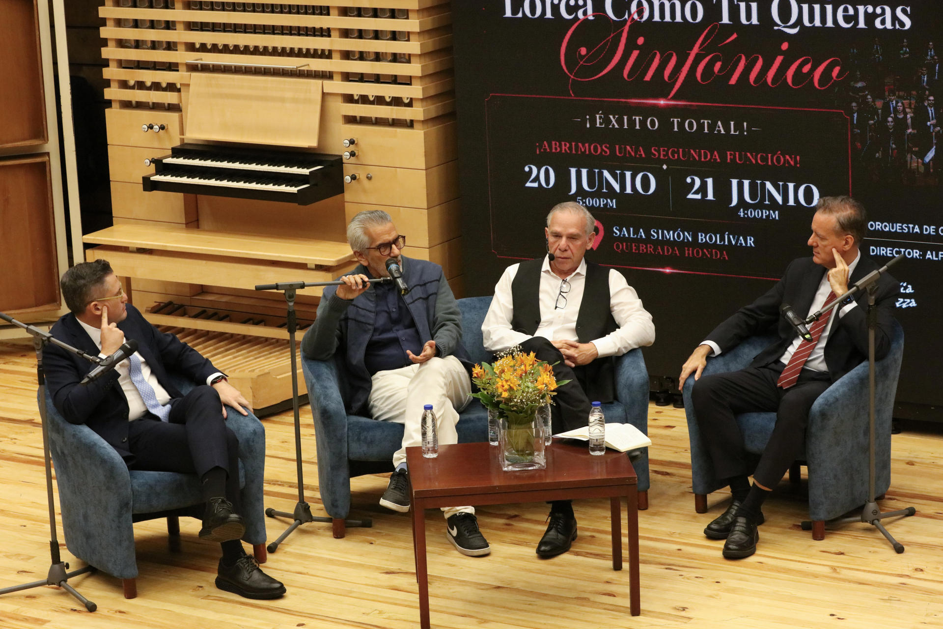 Fotografía difundida por el Sistema Nacional de Orquestas de Venezuela que muestra a su presidente, Eduardo Méndez (i), junto al director de orquesta Alfredo Rugeles (c-i), el productor ejecutivo Ramón Ramírez (c-d) y el embajador de España en Venezuela, Álvaro Enrique Albacete Perea, durante una rueda de prensa este martes, en Caracas (Venezuela). EFE/ Sistema Nacional de Orquestas de Venezuela

