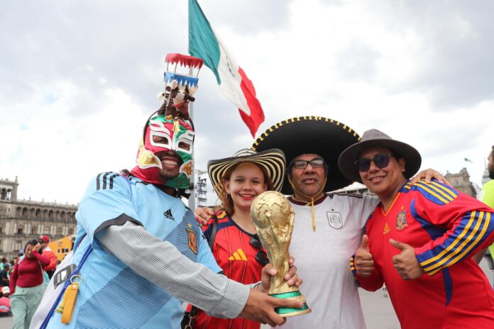 Aficionados mexicanos y españoles posan en el Fan Fest del Mundial 2026 en el Zócalo de Ciudad de México (México). EFE/ Mario Guzmán
