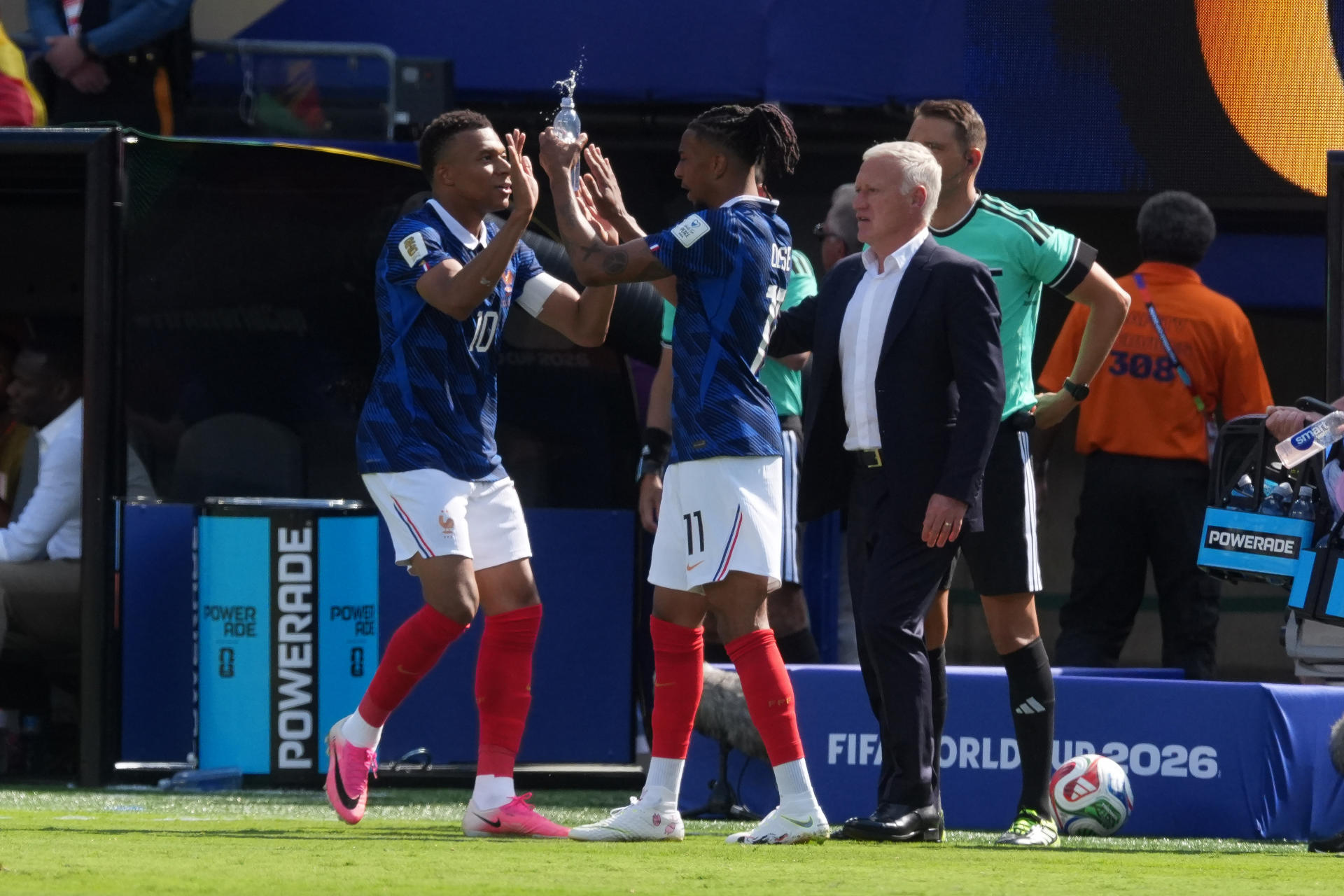 Kylian Mbappe (i) celebra su gol con Michael Olise, el primero de los dos que Francia infligió este martes a Senegal en el partido que cerró la primera jornada del Grupo I del Mundial en el estadio MetLife de Nueva Jersey. EFE/ Ángel Colmenares