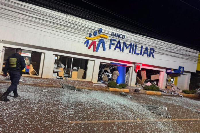 Fotografía cedida por el Ministerio del Interior de Paraguay de una sede del Banco Familiar asaltada este martes, en Santa Rita (Paraguay). EFE/ Ministerio del Interior de Paraguay
