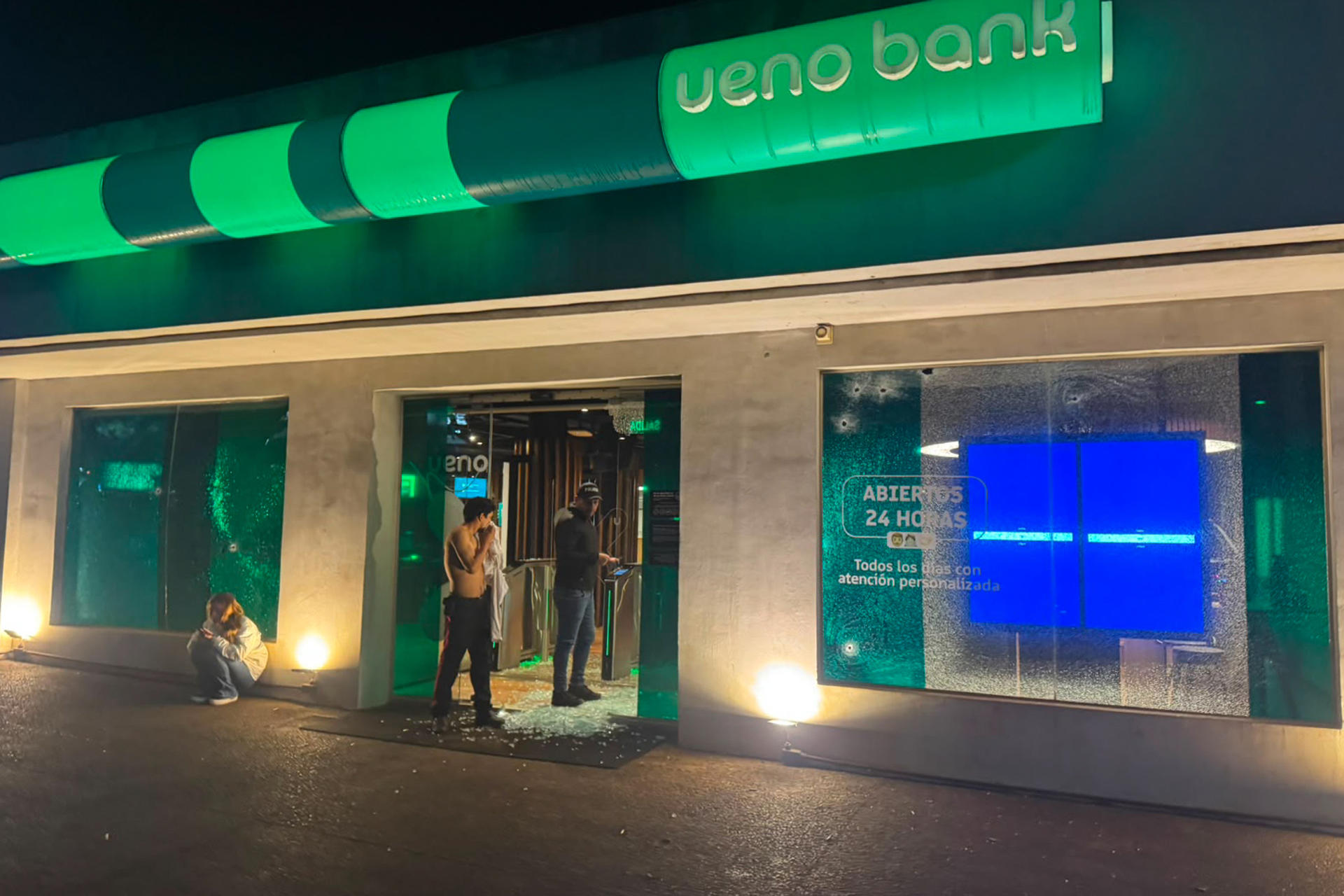 Fotografía cedida por el Ministerio del Interior de Paraguay de una sede del banco Ueno Bank asaltada este martes, en Santa Rita (Paraguay). EFE/ Ministerio del Interior de Paraguay