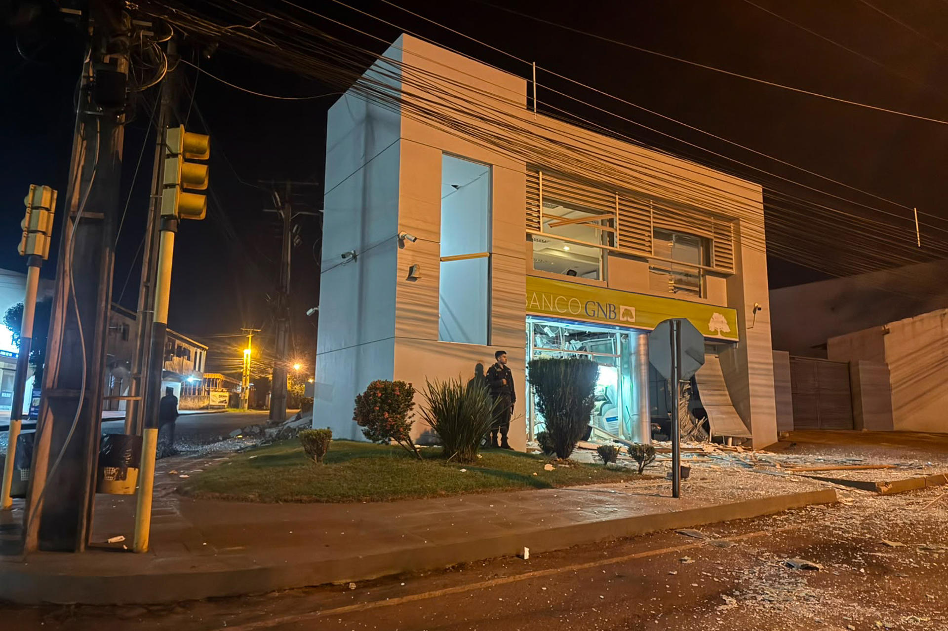 Fotografía cedida por el Ministerio del Interior de Paraguay de una sede del Banco GNB asaltada este martes, en Santa Rita (Paraguay). EFE/ Ministerio del Interior de Paraguay