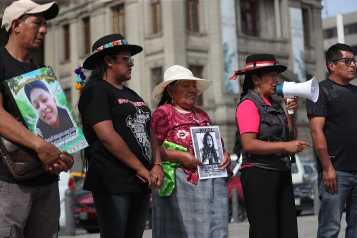 Integrantes de la asociación de víctimas de la masacre de Juliaca, ocurrida en medio de las protestas por la destitución del expresidente Pedro Castillo, participan en una manifestación ante la probable elección de Keiko Fujimori como presidenta, este martes en Lima (Perú). EFE/ Paolo Aguilar
