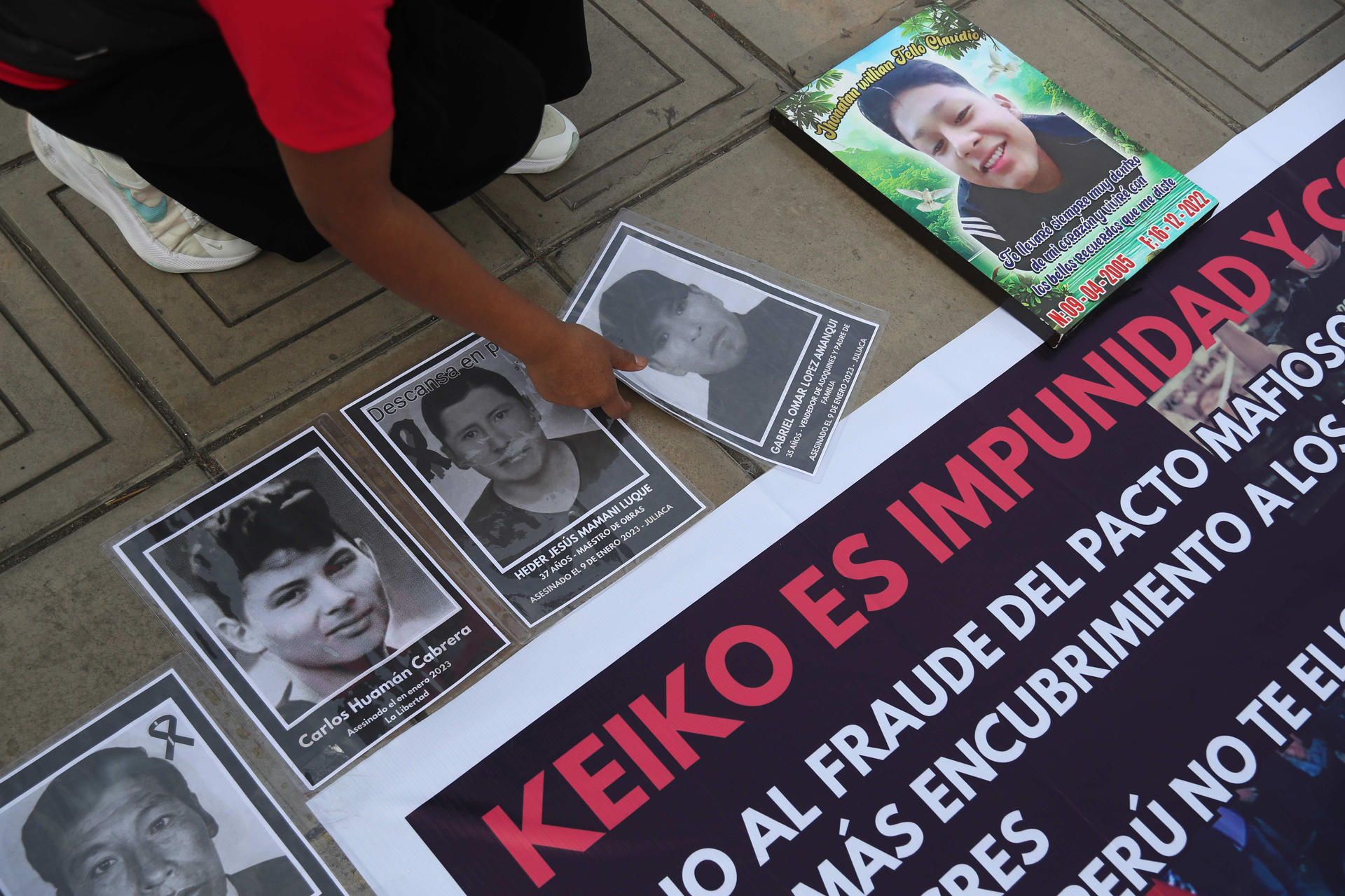 Integrantes de la asociación de víctimas de la masacre de Juliaca, ocurrida en medio de las protestas por la destitución del expresidente Pedro Castillo, participan en una manifestación ante la probable elección de Keiko Fujimori como presidenta, este martes en Lima (Perú). EFE/ Paolo Aguilar
