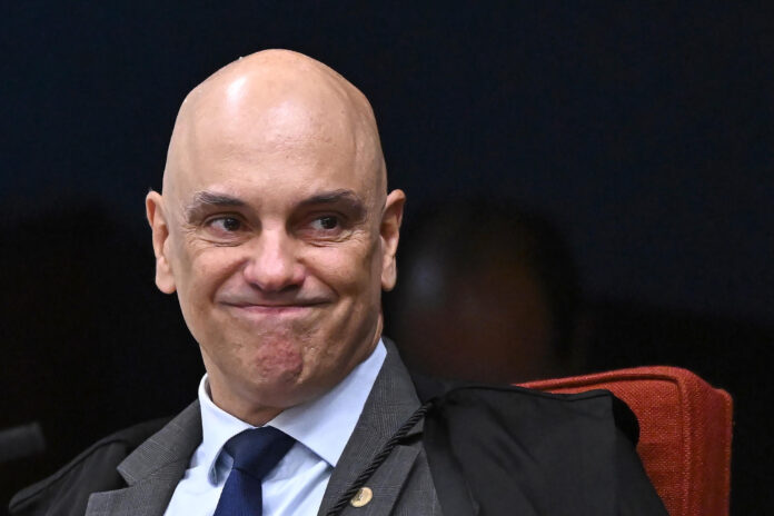 El juez ministro de la Suprema Corte de Brasil, Alexandre de Moraes, reacciona durante una sesión de juicio en el pleno de la primera sala del Tribunal Supremo Federal este martes, en Brasilia (Brasil). EFE/ Andre Borges
