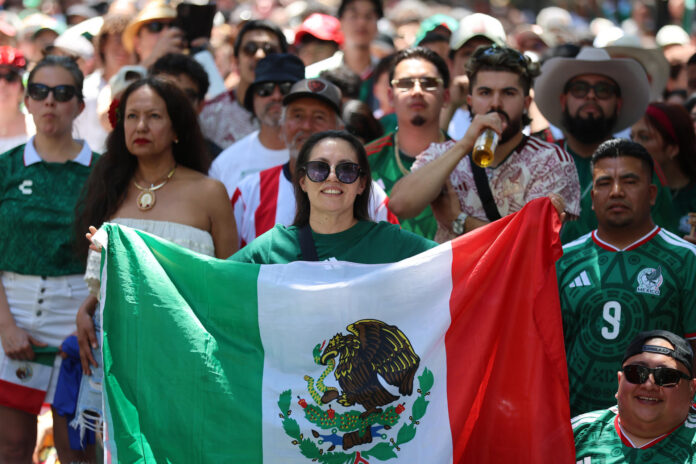 Aficionados de México reaccionan durante el partido entre México y Sudáfrica en el FanFest en San José Square, California (EE.UU.). EFE/ Miguel Gutiérrez

