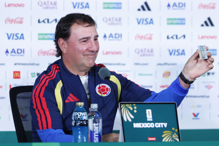 El seleccionador de Colombia, Néstor Lorenzo, reacciona en una rueda de prensa este martes en Ciudad de México. EFE/ Sashenka Gutiérrez
