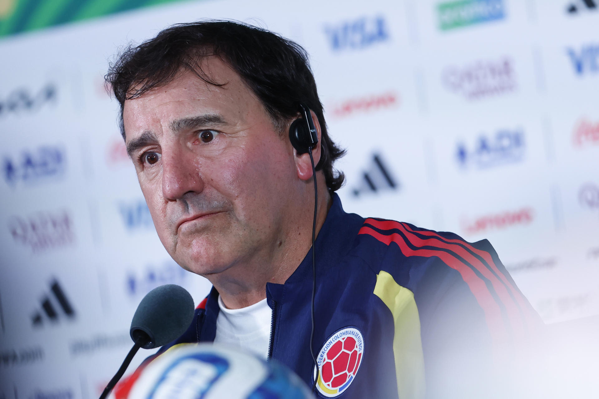 El seleccionador de Colombia, Néstor Lorenzo, habla en una rueda de prensa este martes en Ciudad de México. EFE/ Sashenka Gutiérrez