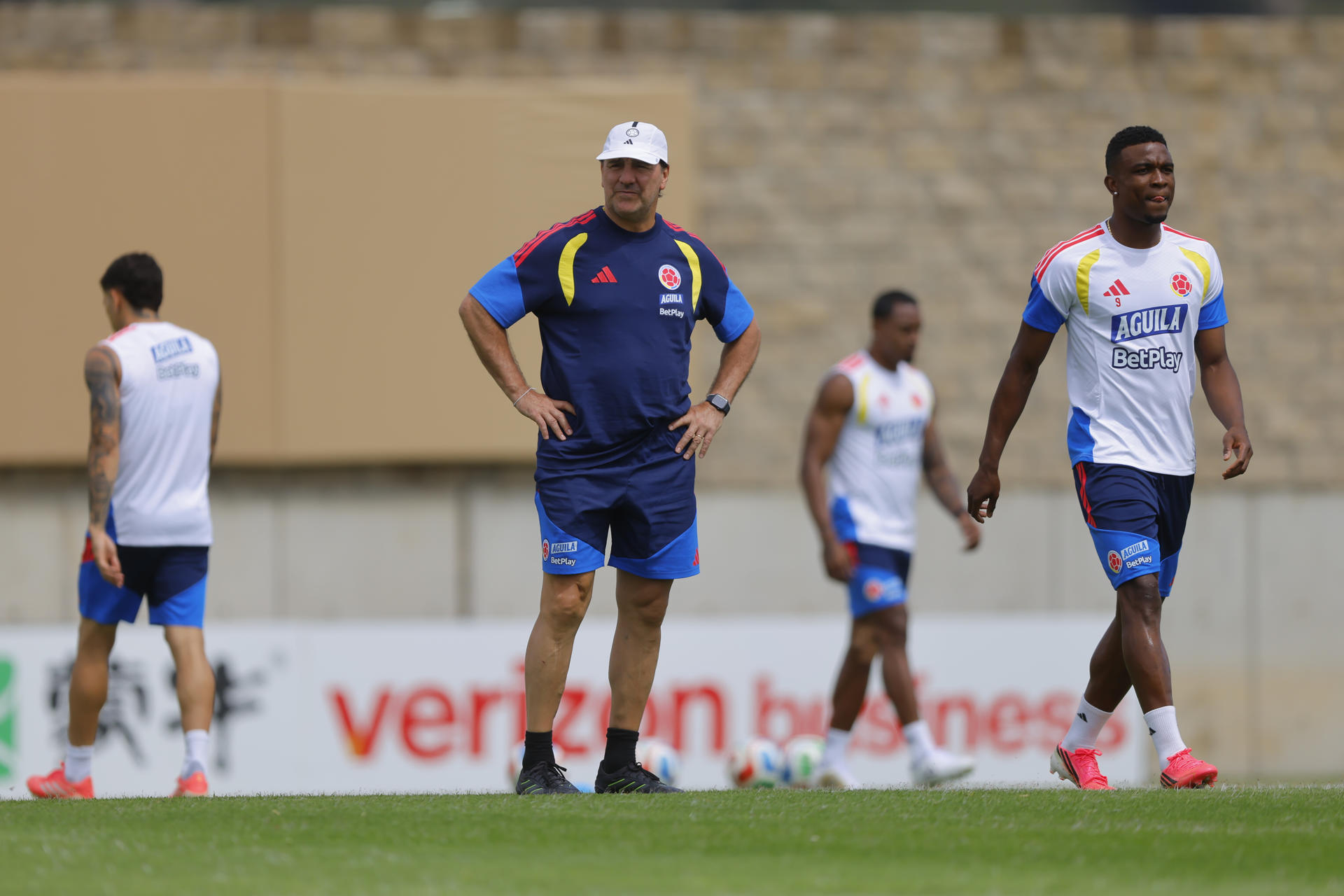 El entrenador argentino de Colombia, Néstor Lorenzo, durante un entrenamiento de la selección Colombia antes del debut en el Mundial 2026. EFE/ Francisco Guasco