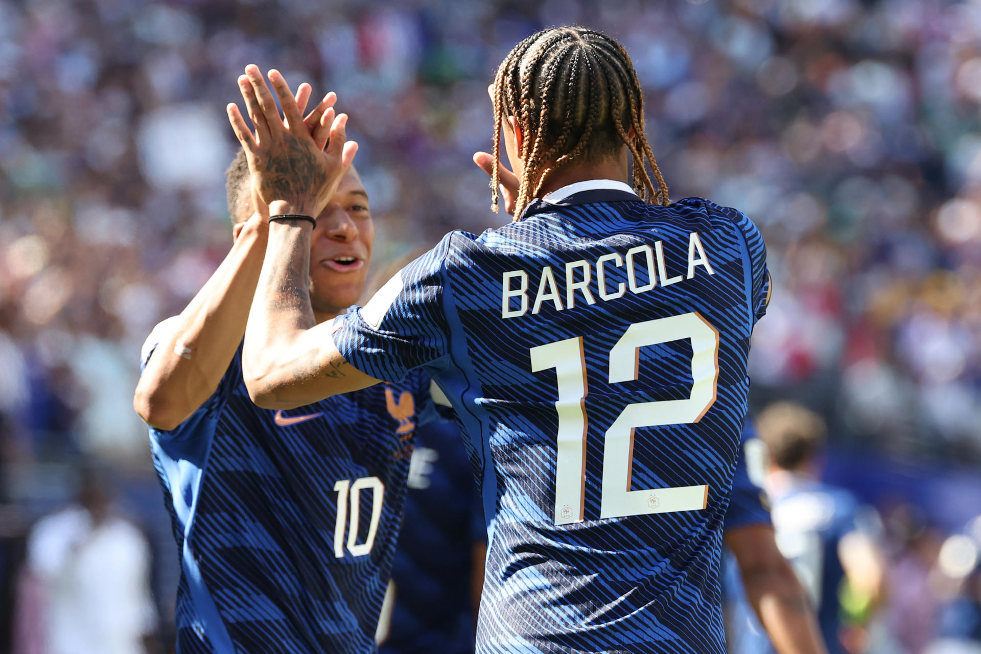 Bradley Barcola celebra junto a Kylian Mbappe el triunfo de Francia ante Senegal en el estadio MetLife de Nueva Jersey (Estados Unidos). EFE/Sebastiao Moreira