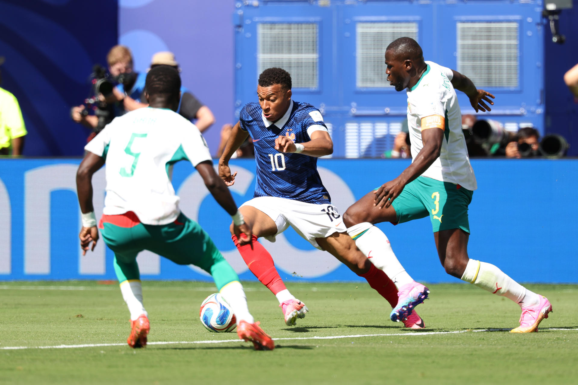 Kylian Mbappe (c), de Francia, disputa el balón con Idrissa Gueye (i) y Kalidou Koulibaly, de Senegal, en un partido del grupo I del Mundial de la FIFA 2026 entre Francia y Senegal en el estadio MetLife de Nueva Jersey (Estados Unidos). EFE/ Sebastiao Moreira