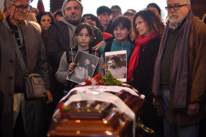 AME1676. BUENOS AIRES (ARGENTINA), 16/06/2026.- Familiares y allegados participan en una ceremonia para despedirse de Taty Almeida, referente de las Madres de Plaza de Mayo, que recibió un último adiós tras un emotivo velatorio de casi 24 horas este martes, en Buenos Aires (Argentina). EFE/ Enrique García Medina
