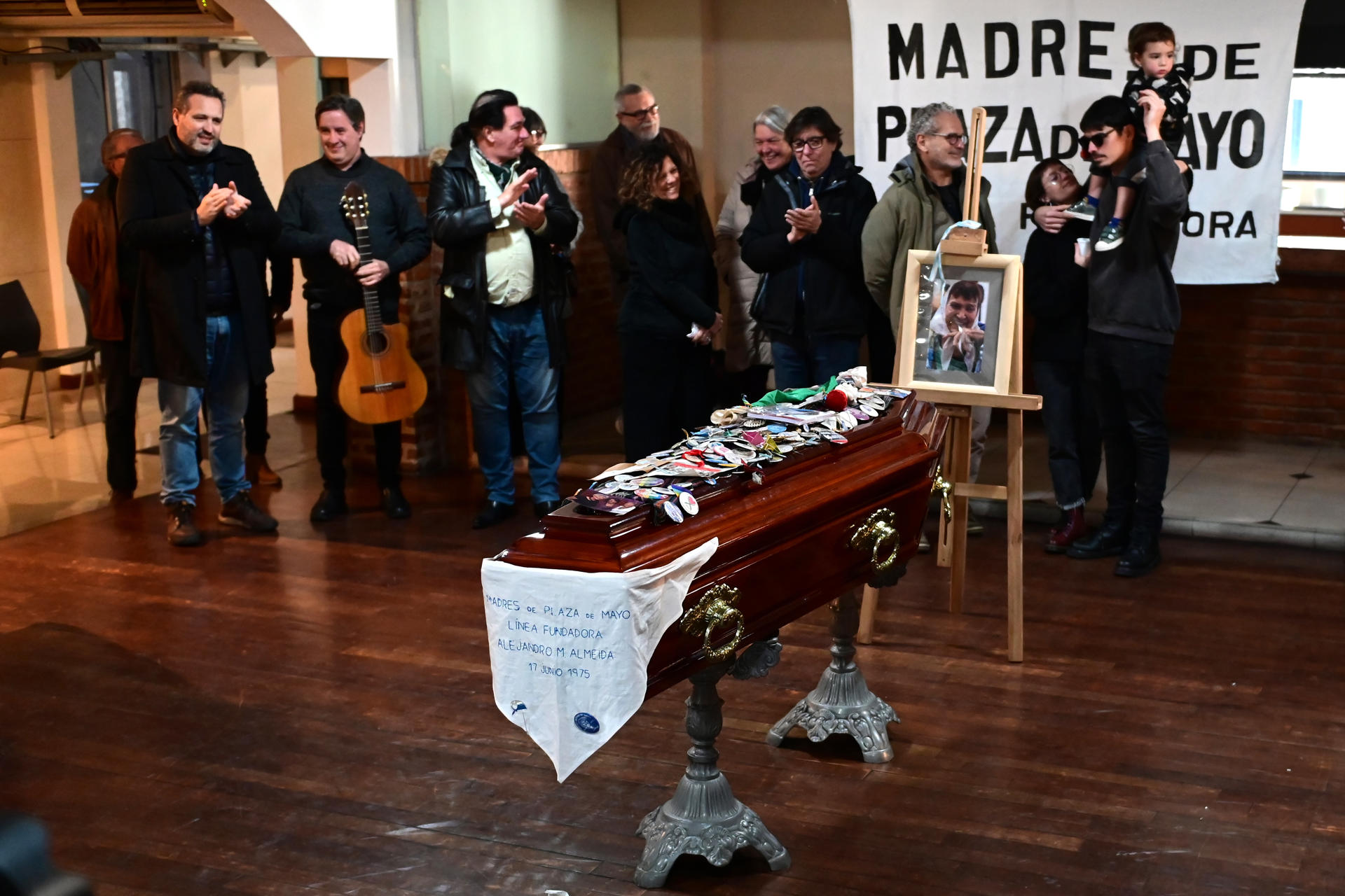 FOTODELDÍA AME1479. BUENOS AIRES (ARGENTINA), 15/06/2026.- Personas asisten al funeral de Taty Almeida, presidenta de Madres de Plaza de Mayo-Linea Fundadora, este lunes, en Buenos Aires (Argentina). EFE/ Matias Martin Campaya