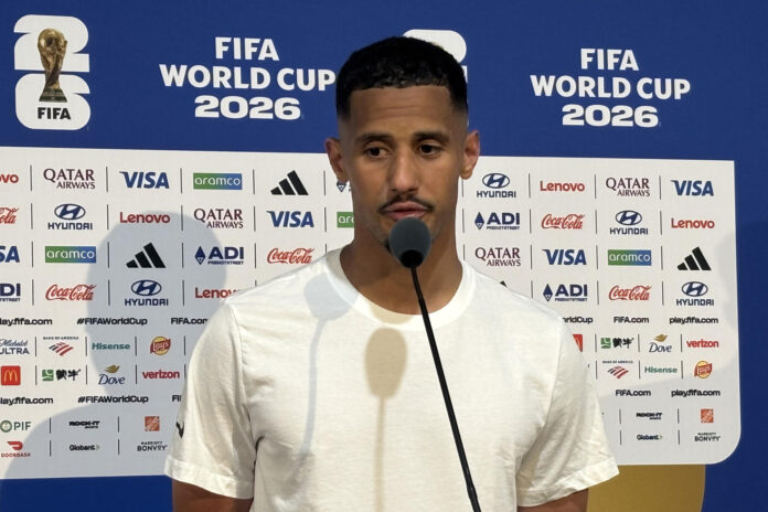 William Saliba, jugador de Francia habla en la zona mixta después del partido del grupo I del Mundial 2026 ante Senegal en Nueva Jersey. EFE/Jan Téllez Asensio
