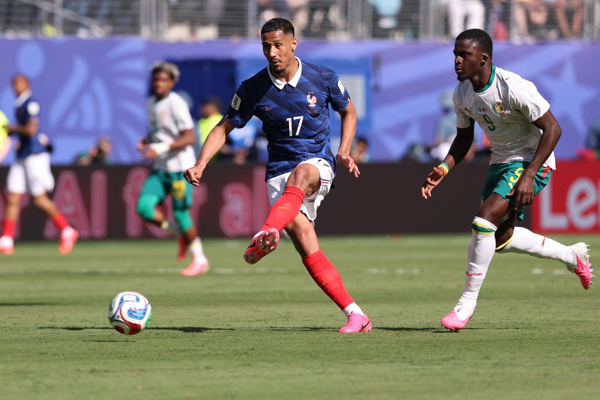 William Saliba, de Francia, en acción ante Bamba Dieng (d), de Senegal, en el partido jugado en Nueva Jersey. EFE/EPA/SARAH YENESEL
