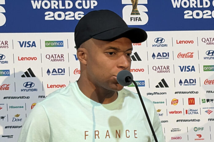 Kylian Mbappé de Francia habla este martes, en la zona mixta después de un partido del grupo I del Mundial de la FIFA 2026 entre Francia y Senegal en Nueva Jersey (Estados Unidos). EFE/Jan Téllez Asensio

