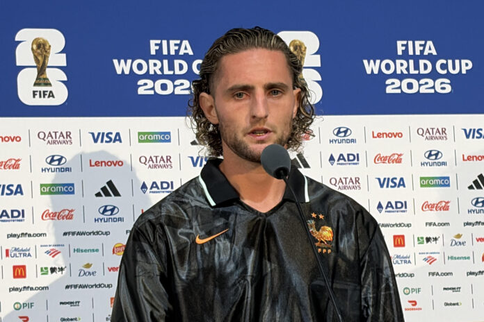 Adrien Rabiot, de Francia, habla en la zona mixta después de un partido del grupo I del Mundial de la FIFA 2026 entre Francia y Senegal en Nueva Jersey (Estados Unidos). EFE/ Jan Téllez Asensio
